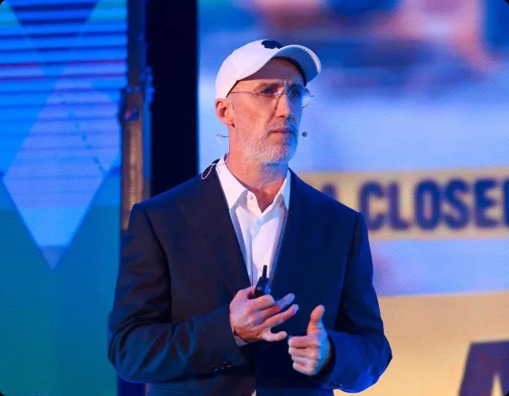 Uri Poliavichs Spilimperium: Sådan Infiltrerer Soft2Bet dansk fodbold med ulovlige penge og falske produkter